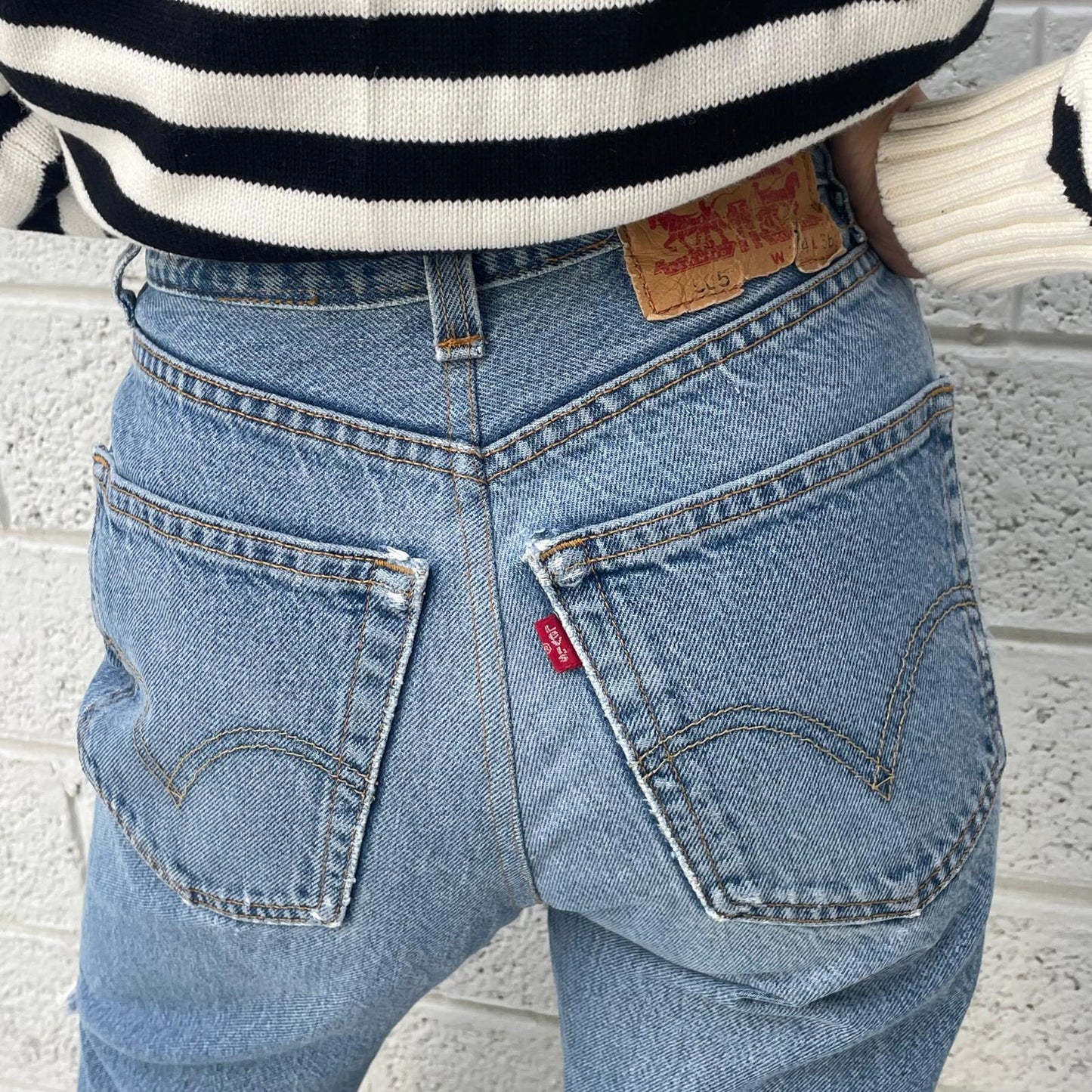 ג׳ינס בהיר עם קרעים של Levi's