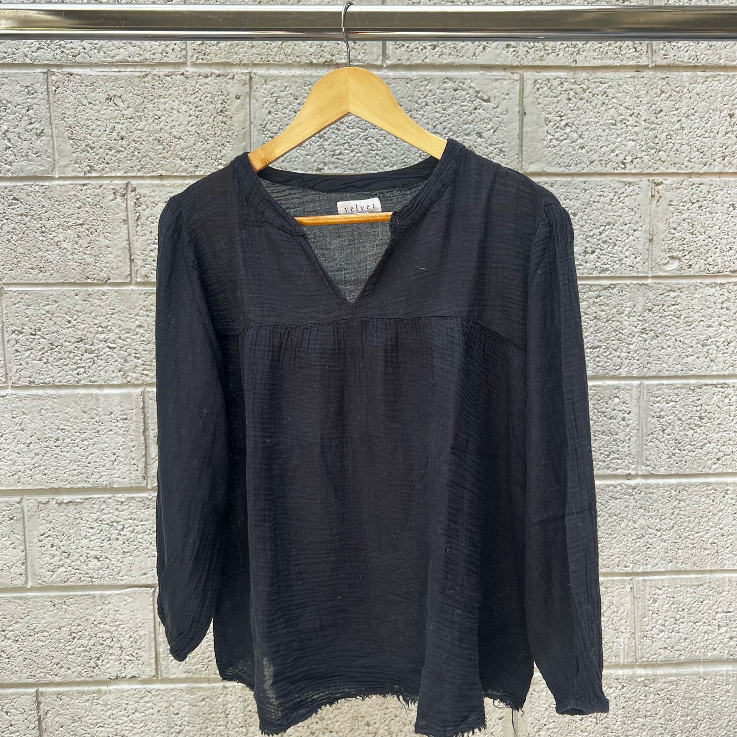 חולצת טטרה שחורה של Velvet