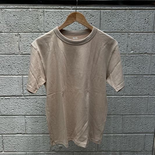 טישירט בהירה של Uniqlo