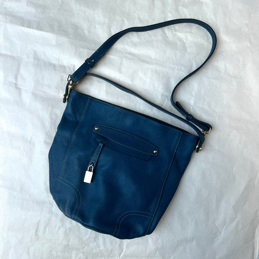 תיק עור כחול של Furla