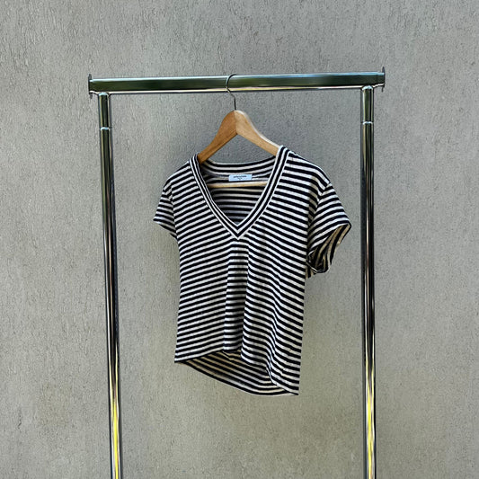טישירט וי פסים של perfectwhitetee