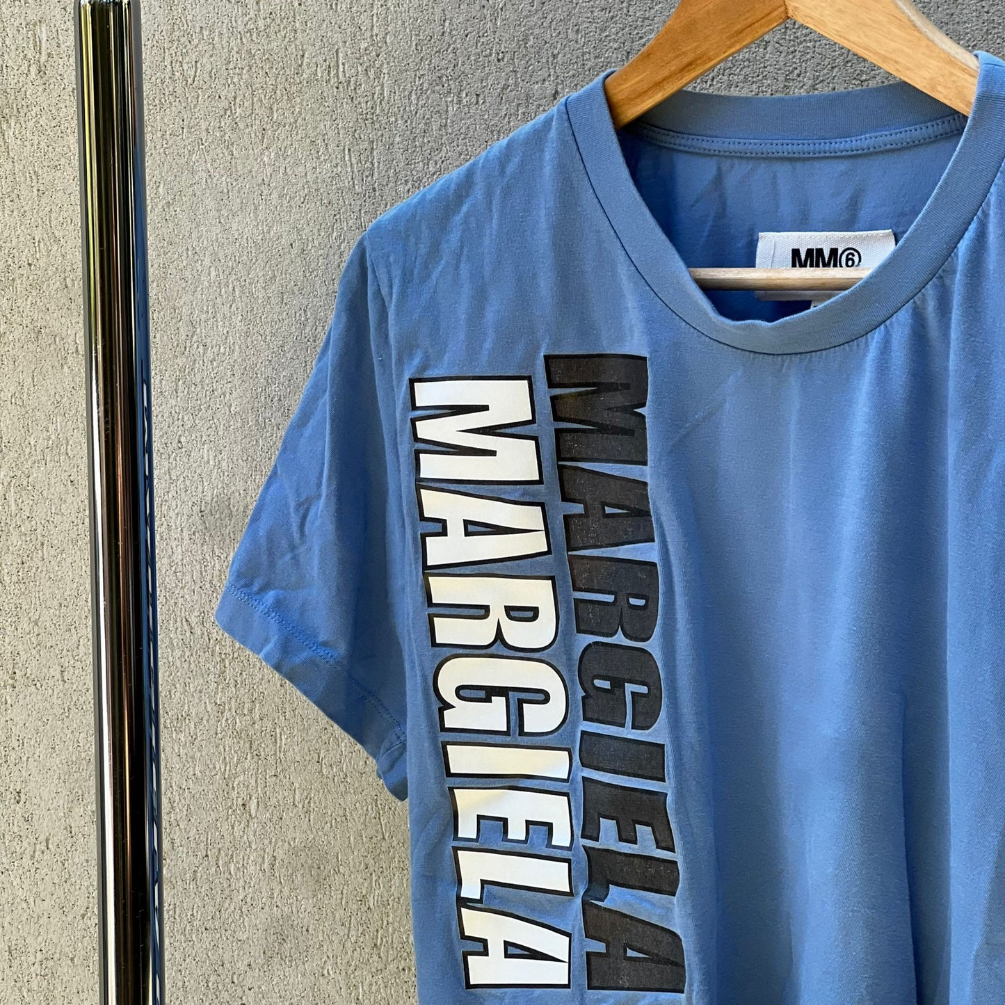 טישירט תכלת של Margiela 6