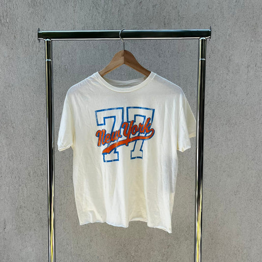 טישירט לבנה מספר של Retro Brand