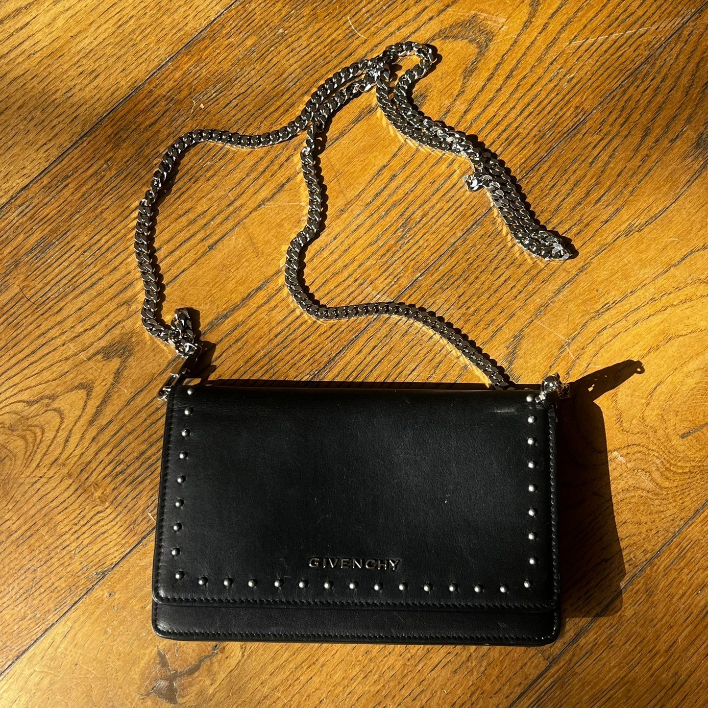 תיק צד שחור ניטים של GIVENCHY