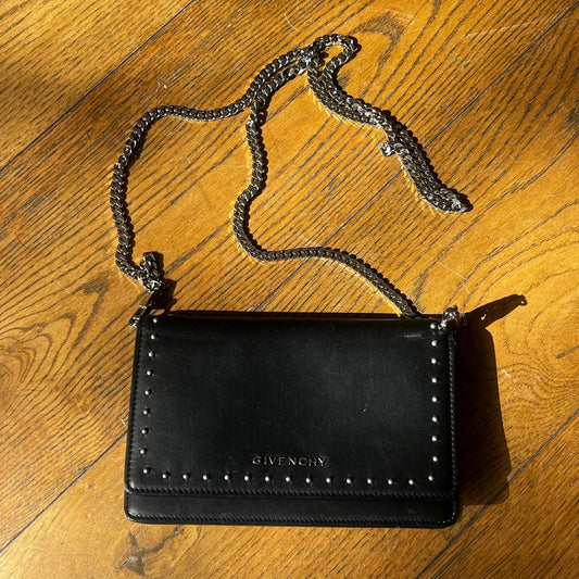 תיק צד שחור ניטים של GIVENCHY