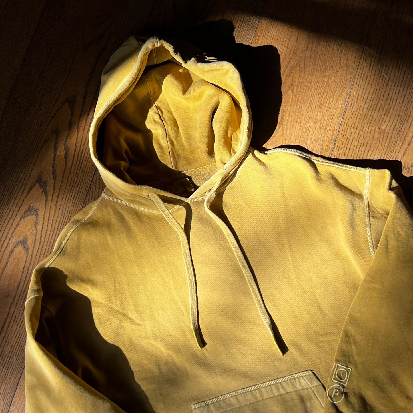 סווטשירט חרדל עם קפוצ׳ון של Made