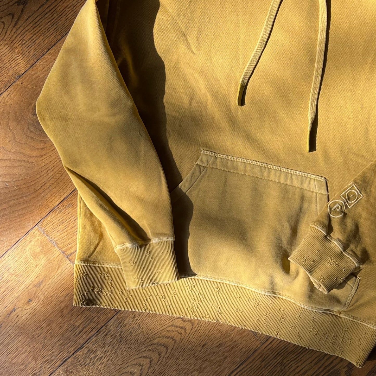 סווטשירט חרדל עם קפוצ׳ון של Made