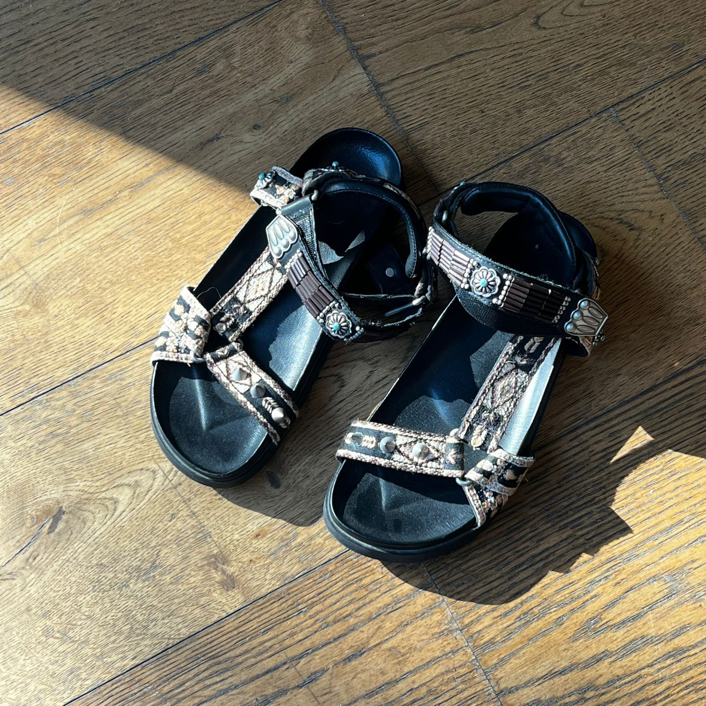 סנדלי ניטים של Ash