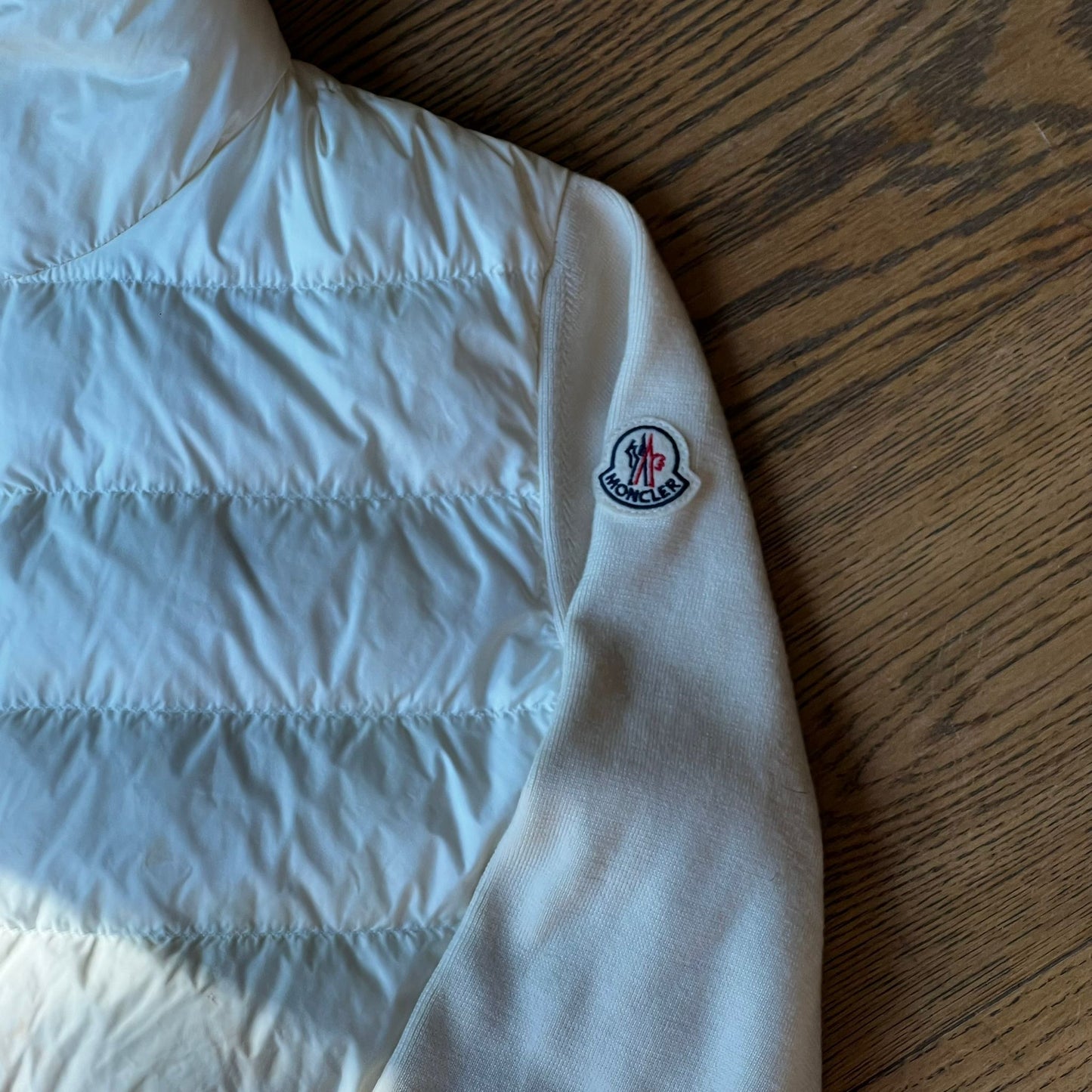 ג׳קט לבן של Moncler