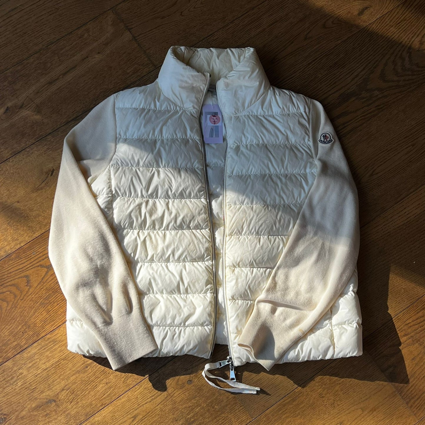 ג׳קט לבן של Moncler