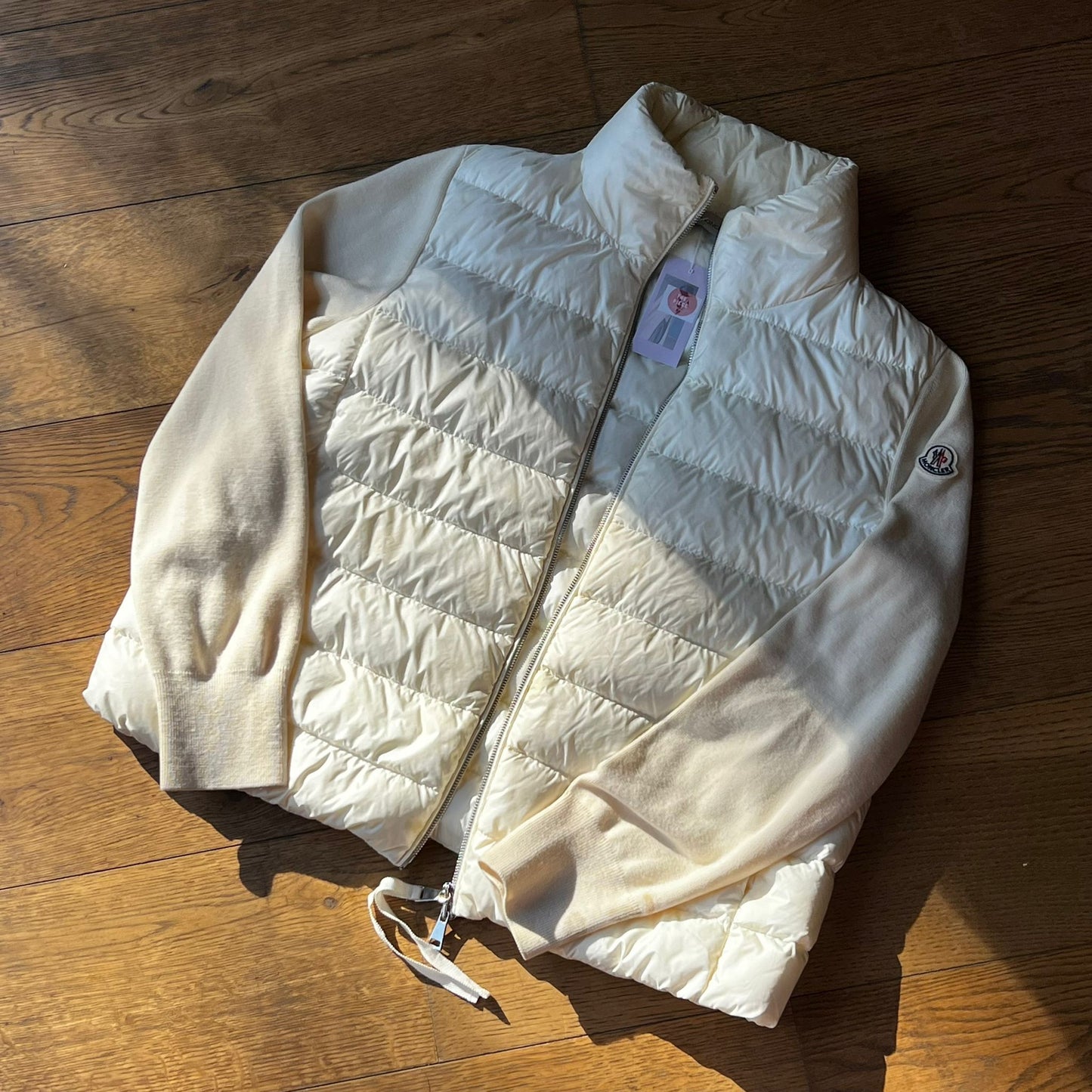 ג׳קט לבן של Moncler