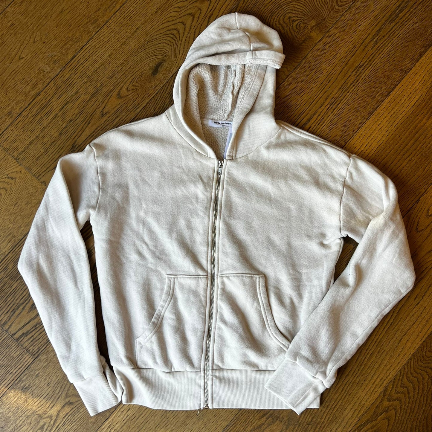 סווטישירט עם ריצ׳רץ׳ של perfect white tee