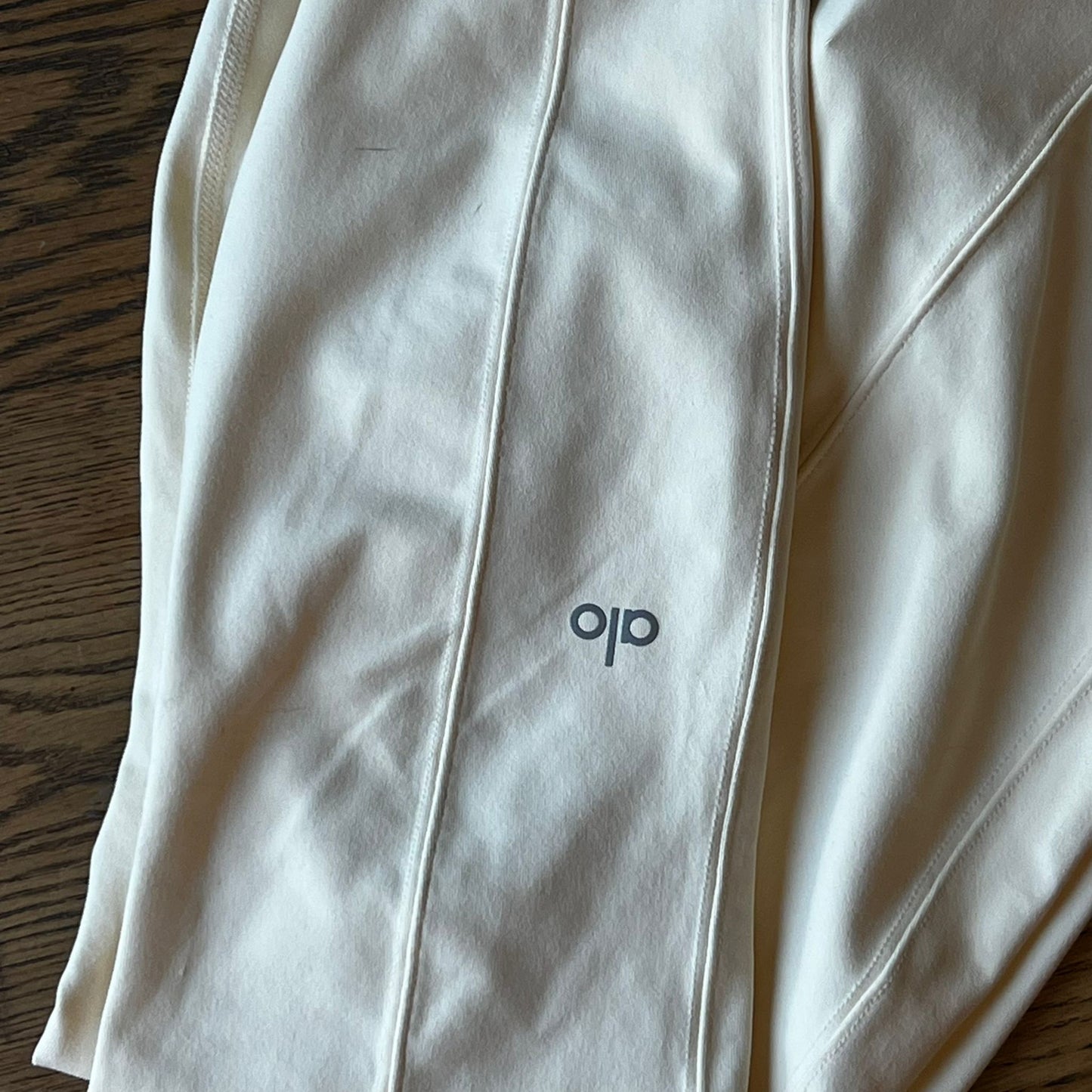 טייץ לבן עם רגלית של alo yoga