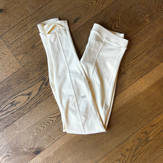 טייץ לבן עם רגלית של alo yoga