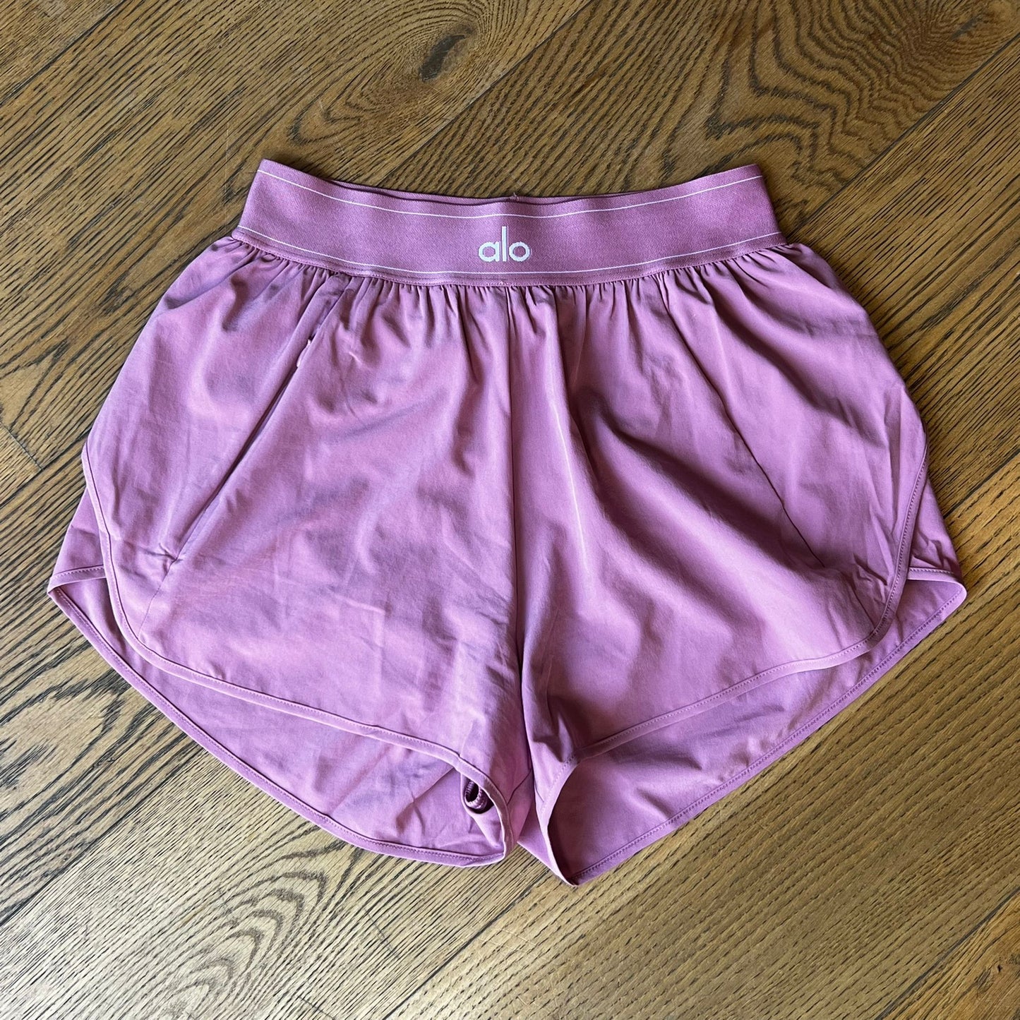 שורטס ורודים של alo yoga