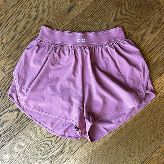 שורטס ורודים של alo yoga