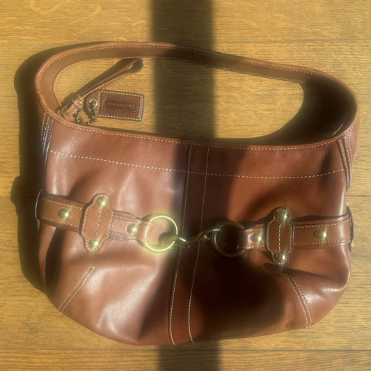 תיק יד חום של Coach