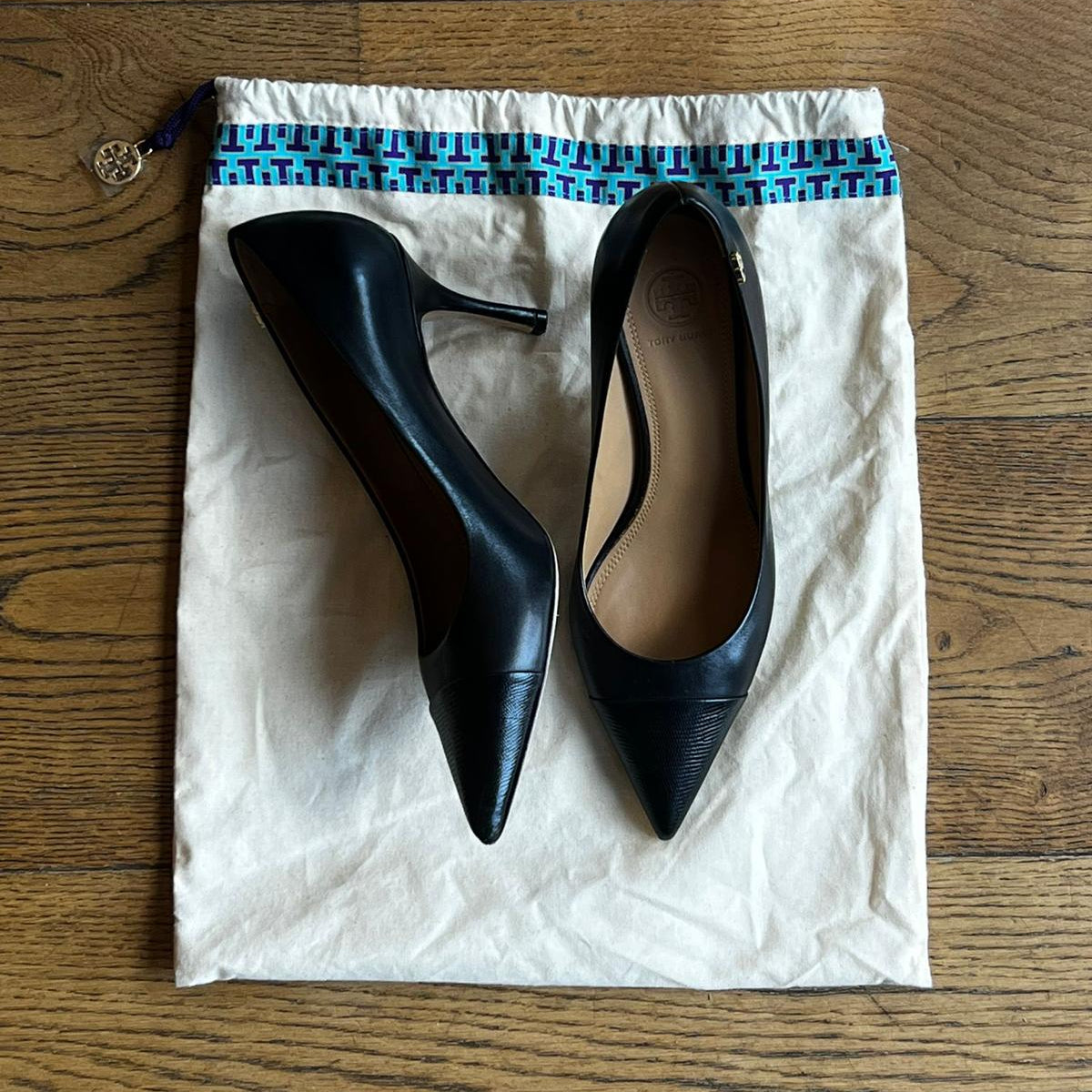 עקבים שחורים של Tory Burch