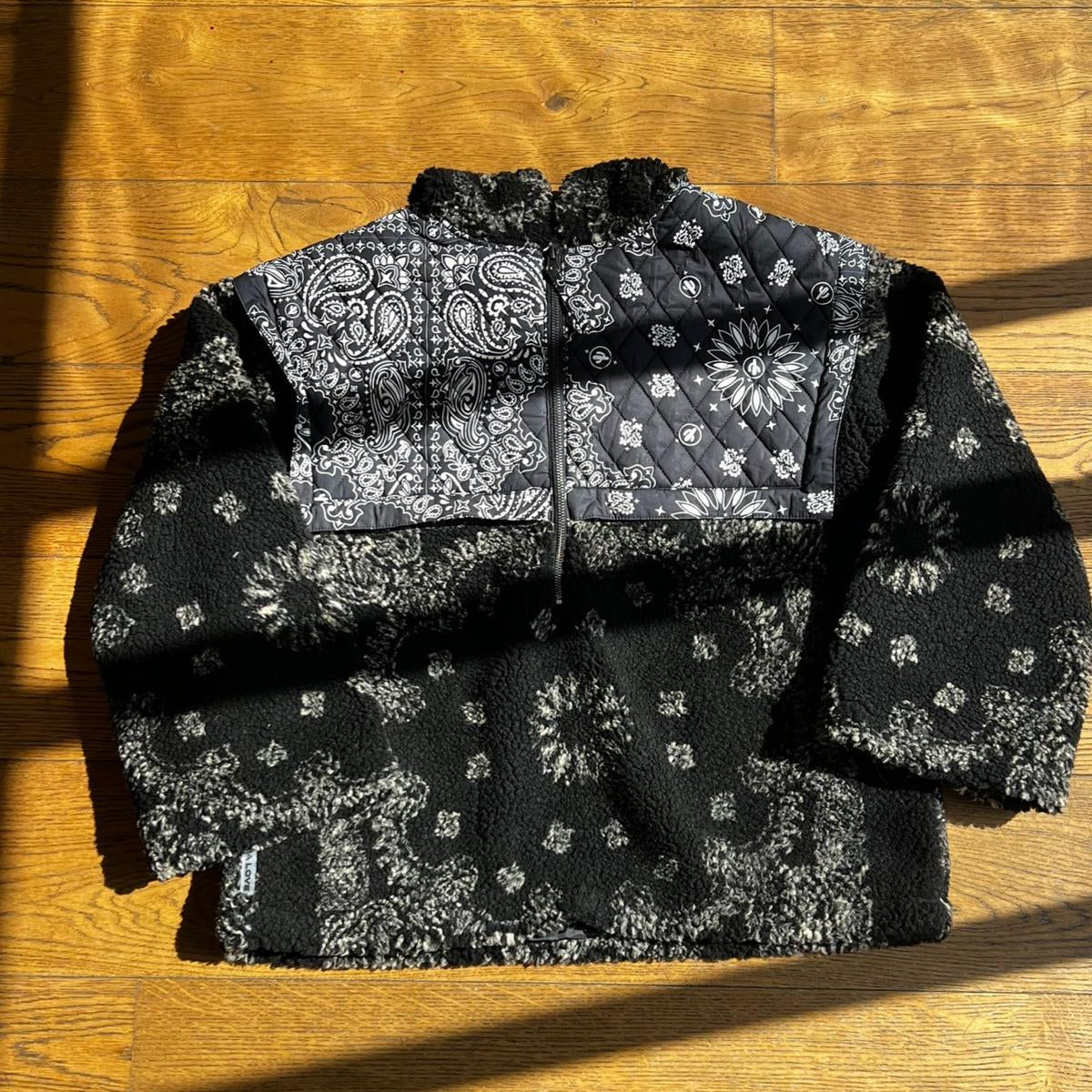 ג׳קט פליז שחור-לבן של Arizona Love