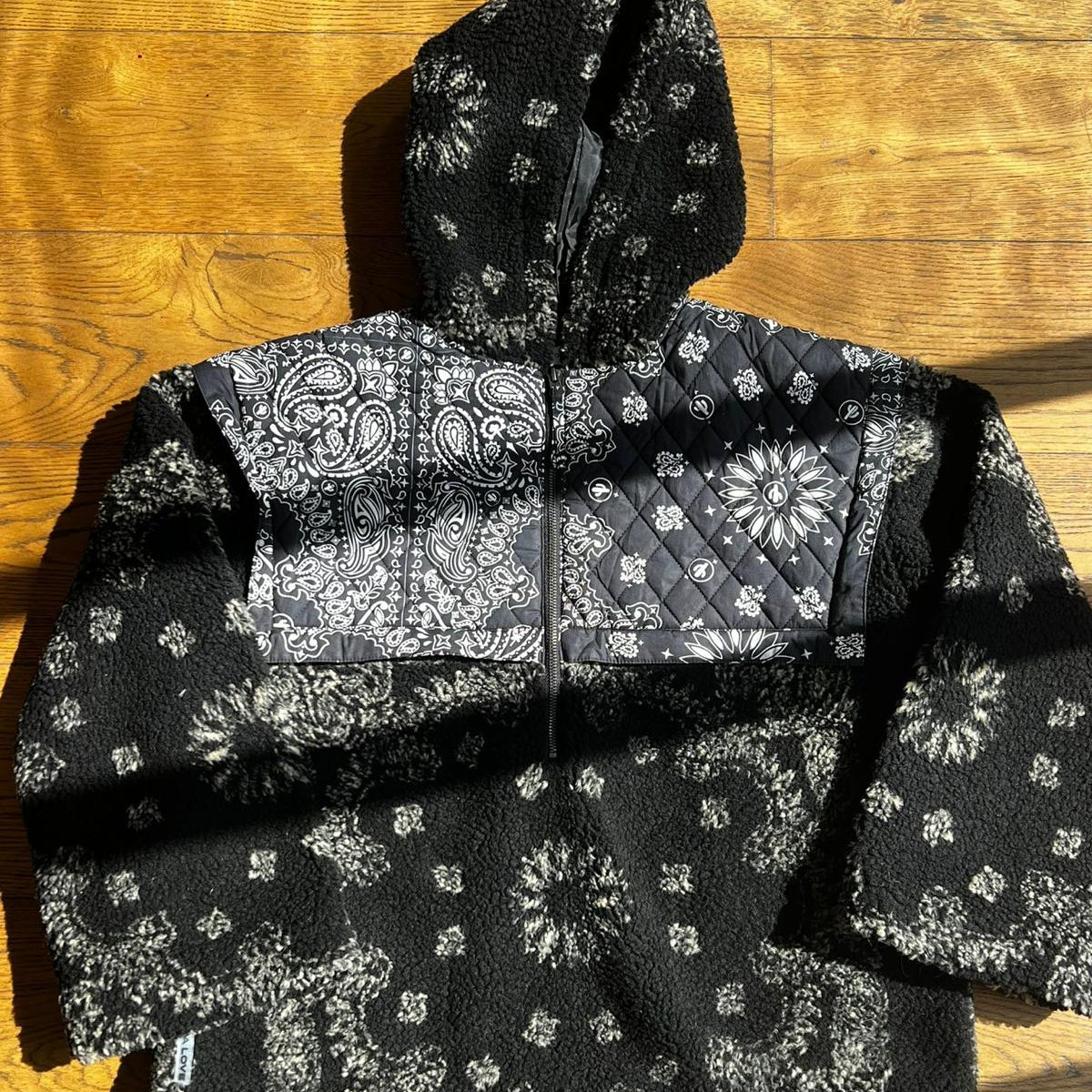 ג׳קט פליז שחור-לבן של Arizona Love