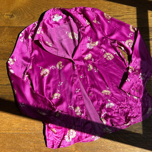 מכופתרת סאטן ורודה של Equipment