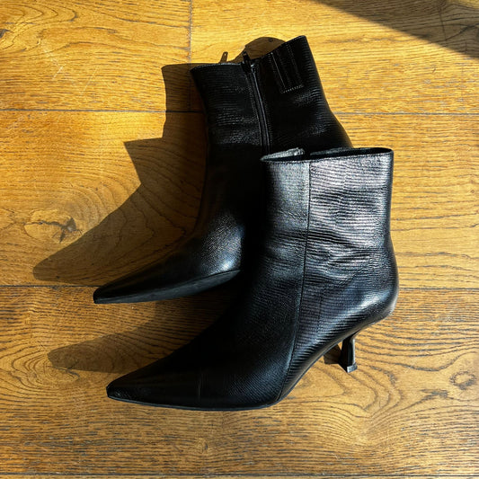 מגפוני שפיץ של Jeffrey Campbell