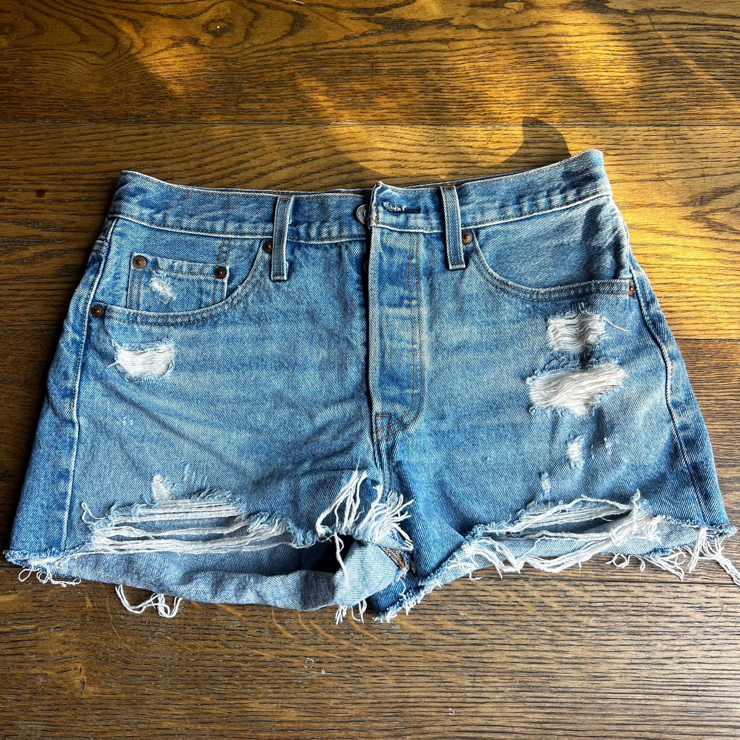 שורטס ג׳ינס תכלת קרעים של Levi's