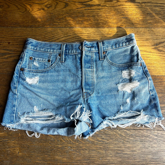 שורטס ג׳ינס תכלת קרעים של Levi's