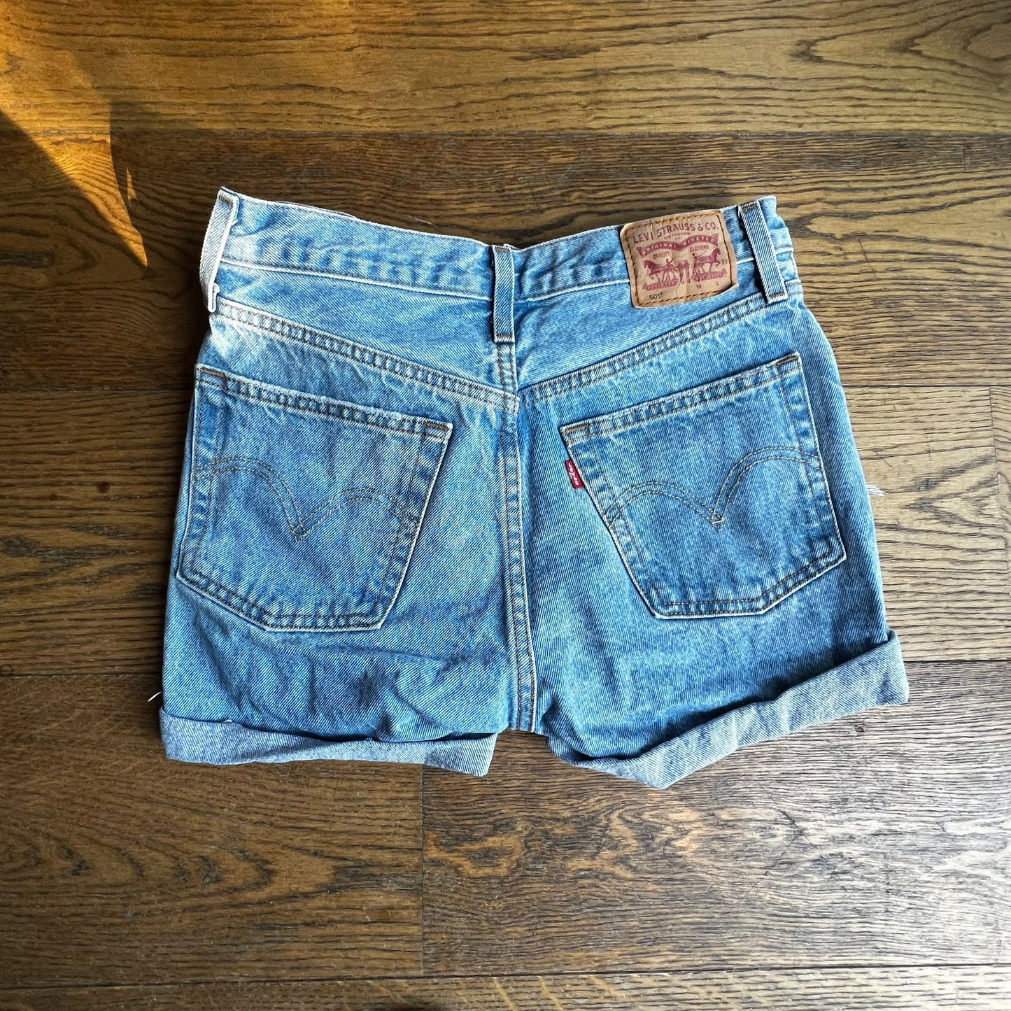 שורטס ג׳ינס כיפול של Levi's