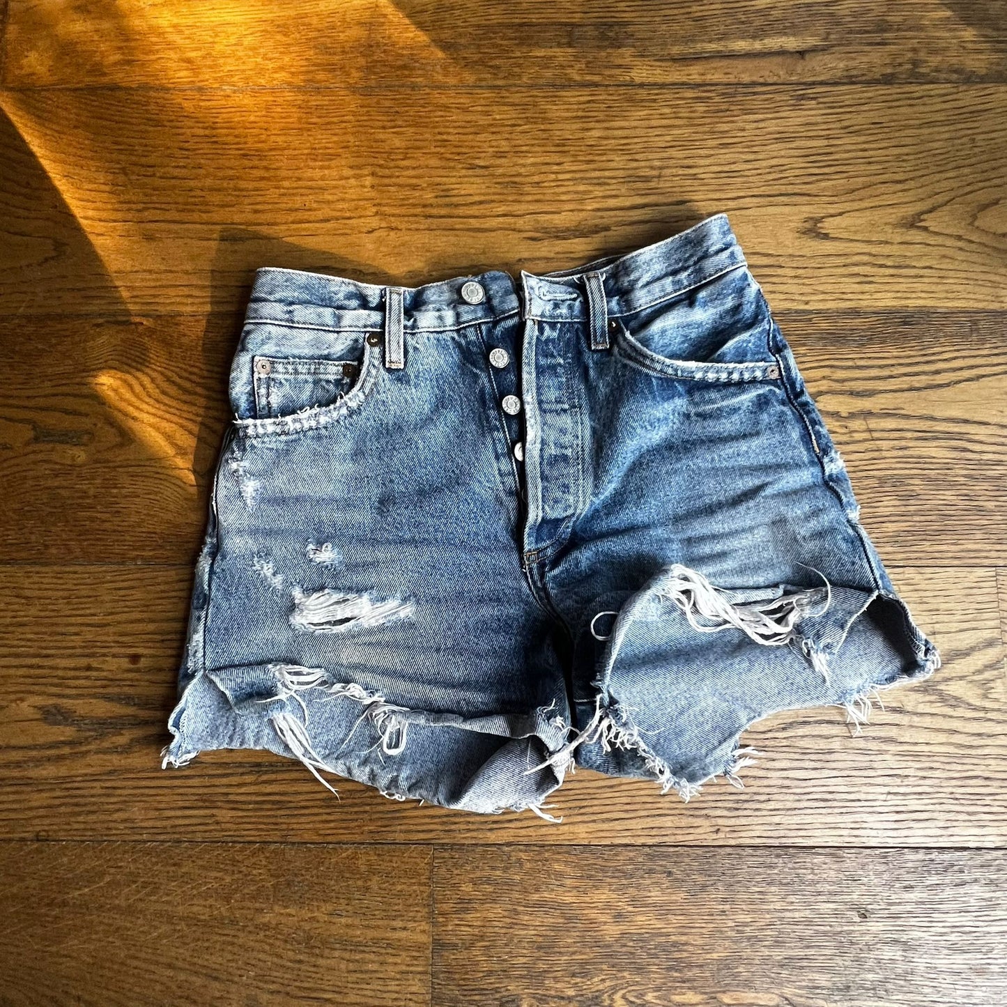 שורטס ג׳ינס קרעים של Agolde