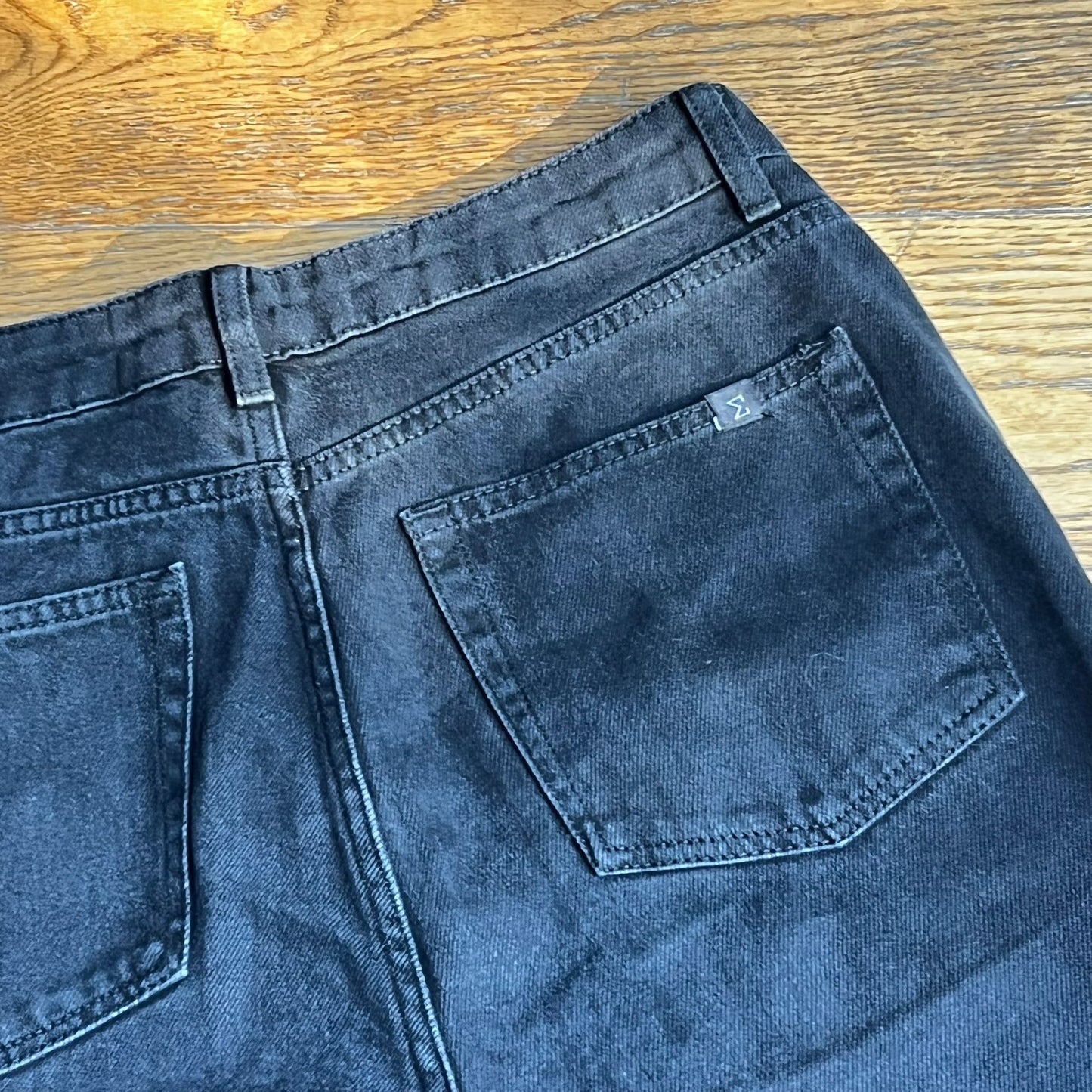 ג׳ינס כהה של Tres