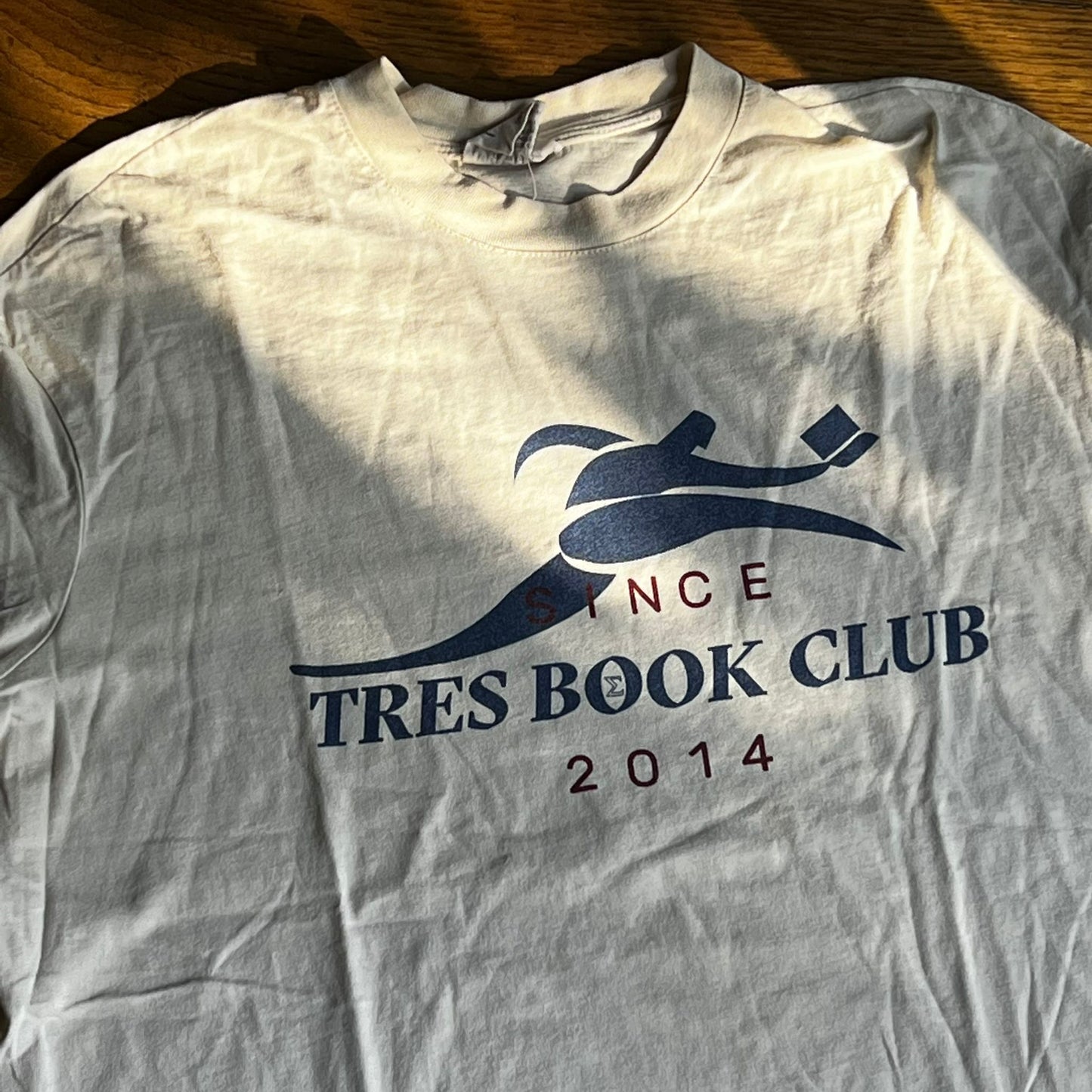 טישירט בוק קלאב של Tres