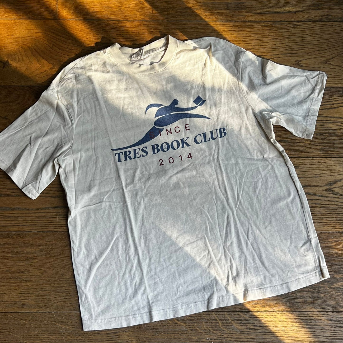 טישירט בוק קלאב של Tres