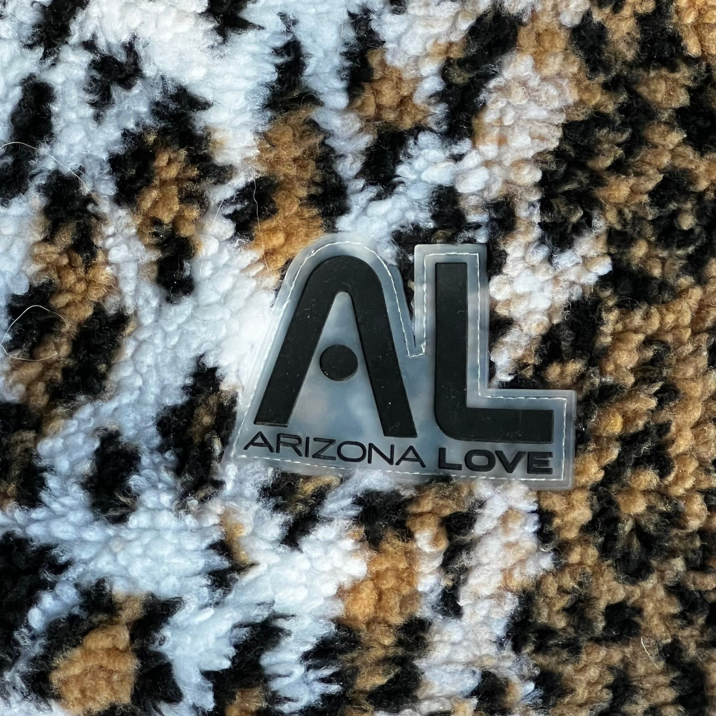 ג׳קט פרוותי מנומר של Arizona Love