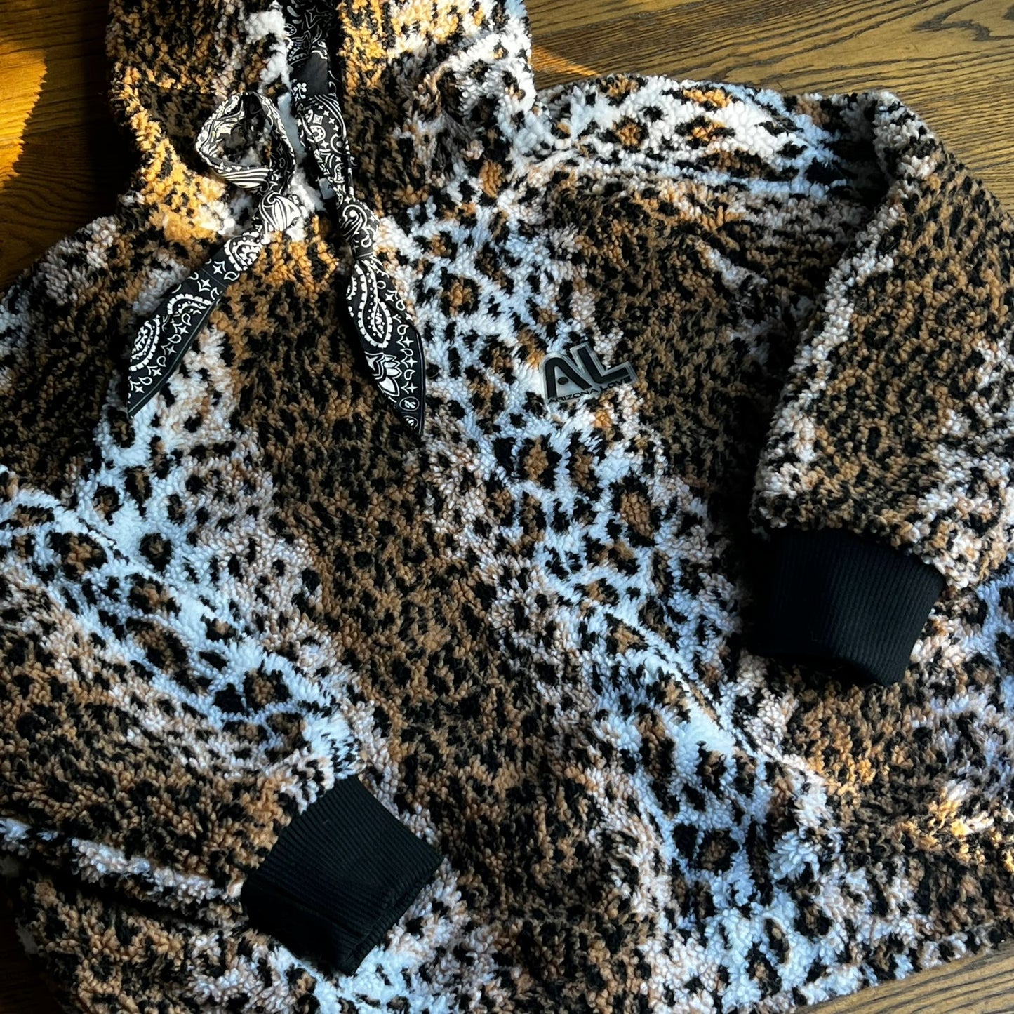 ג׳קט פרוותי מנומר של Arizona Love