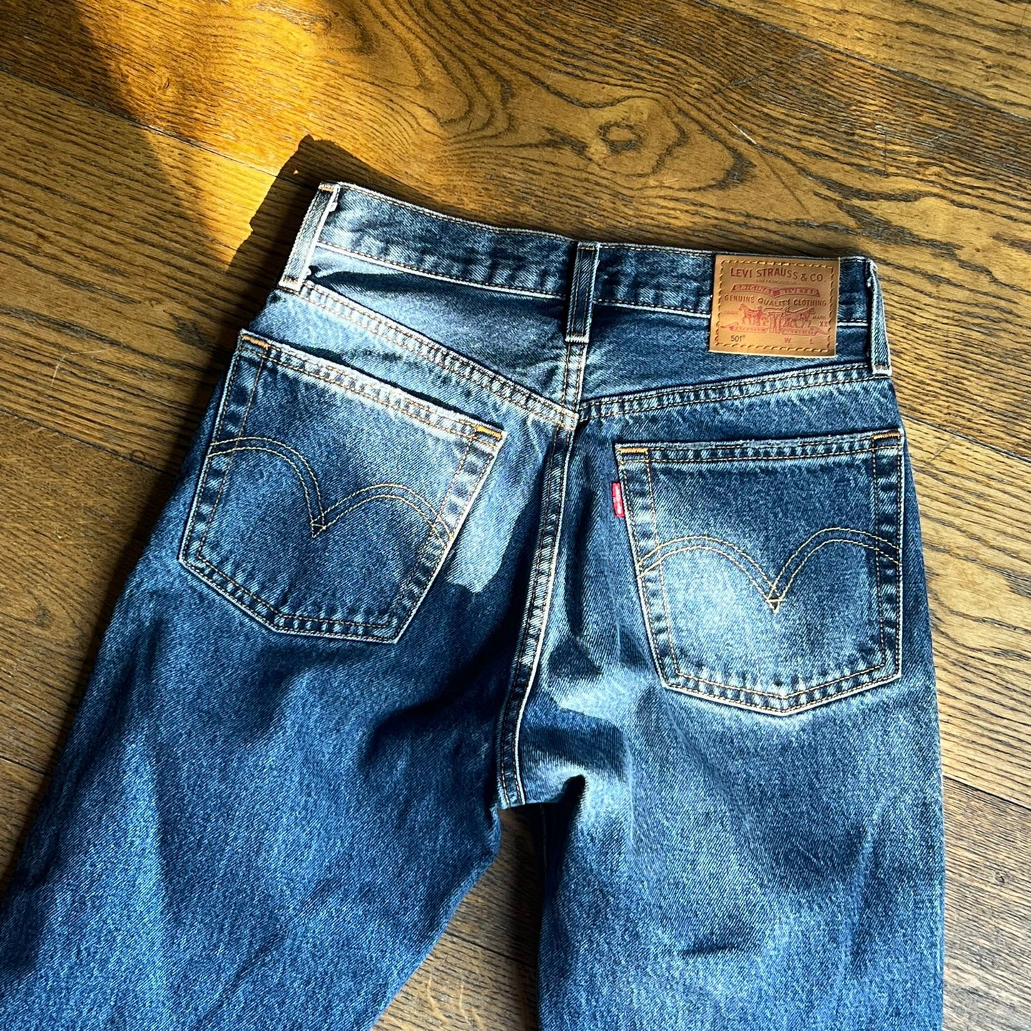 ג׳ינס כהה של Levi's