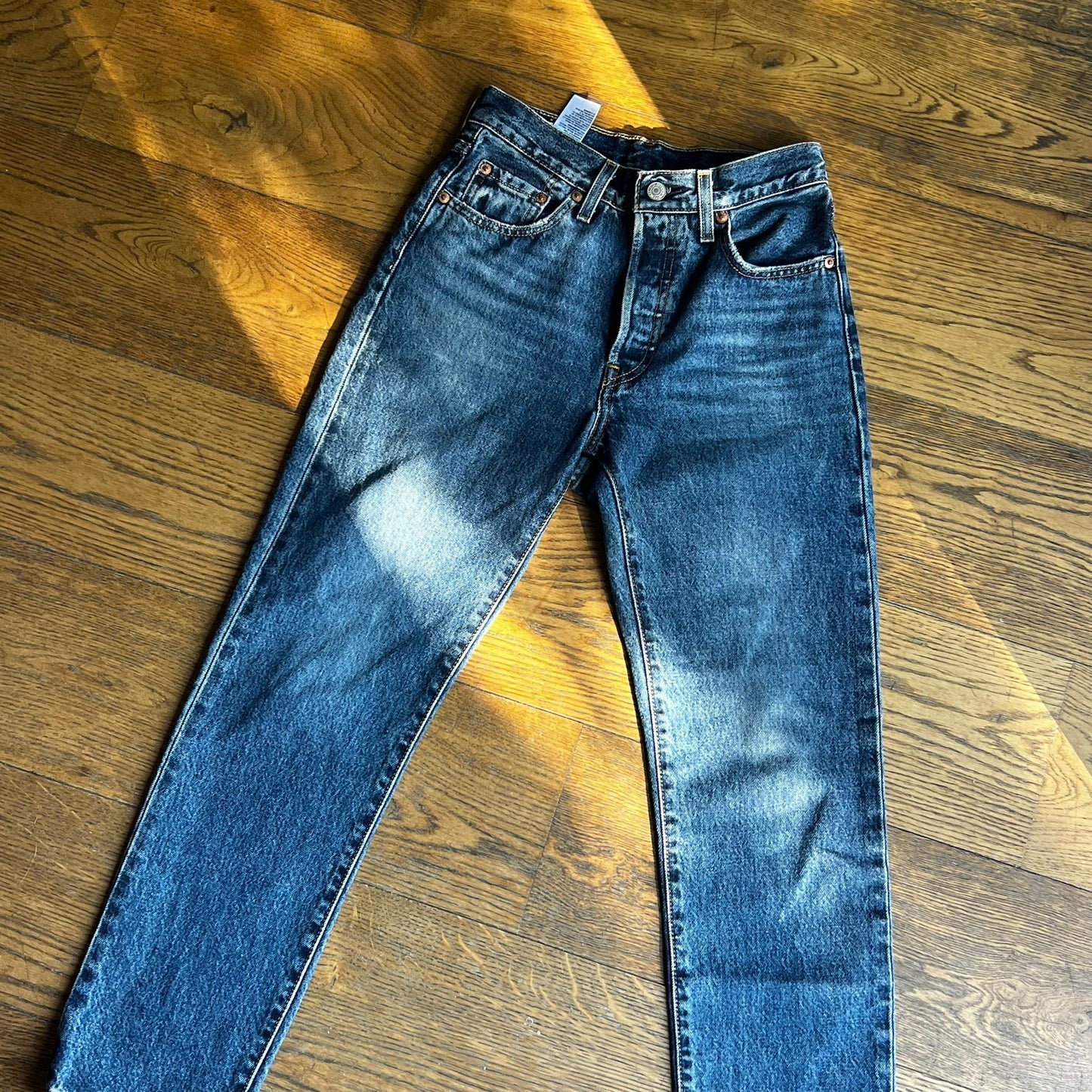 ג׳ינס כהה של Levi's
