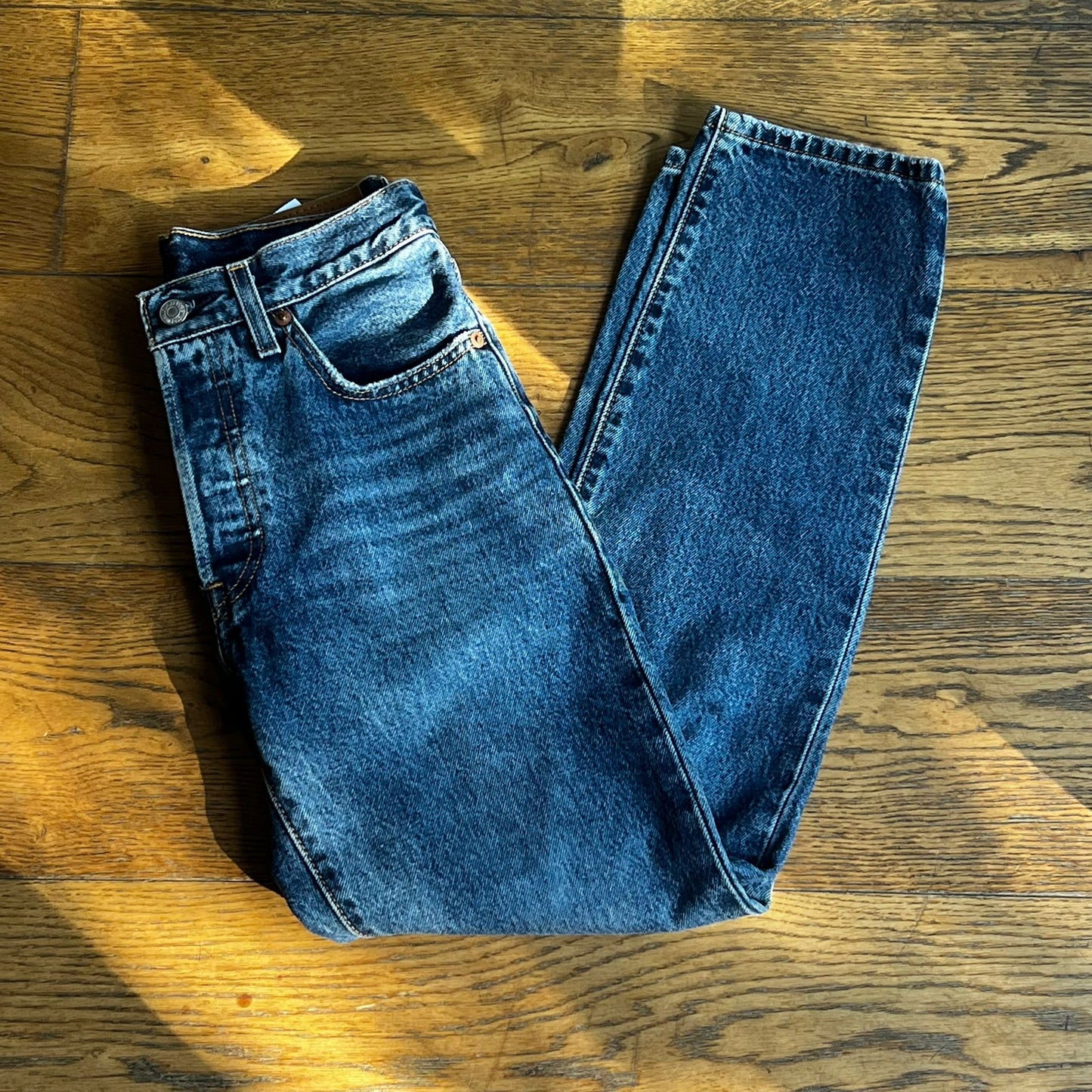 ג׳ינס כהה של Levi's