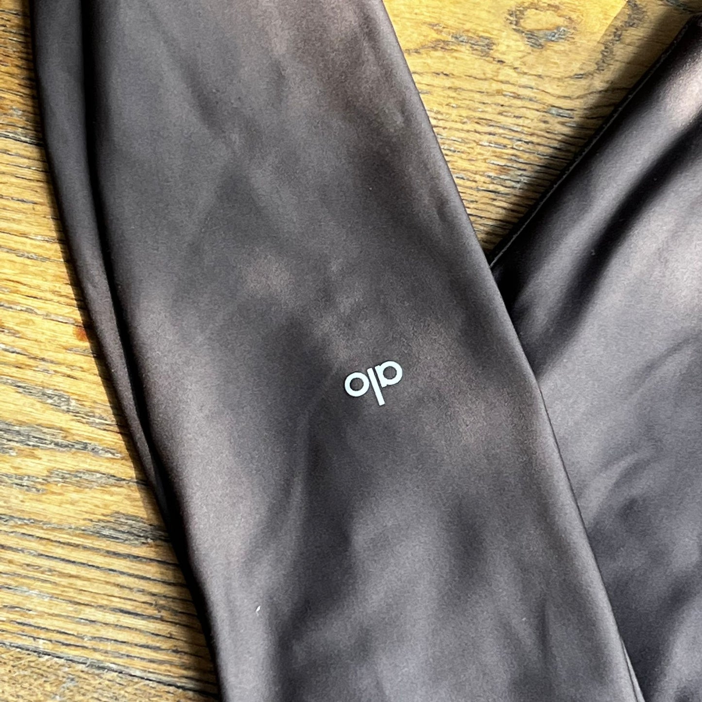 טייץ חום של alo yoga