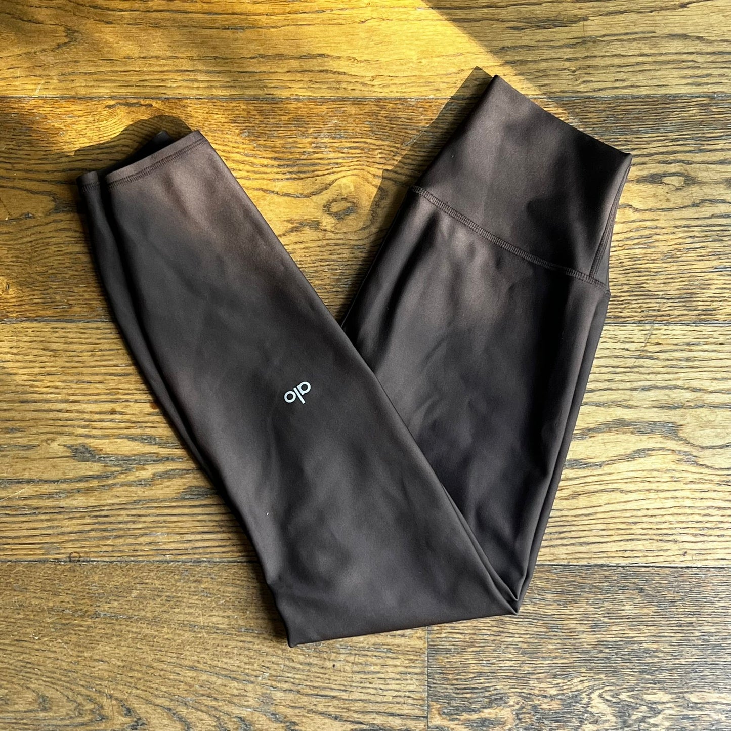 טייץ חום של alo yoga