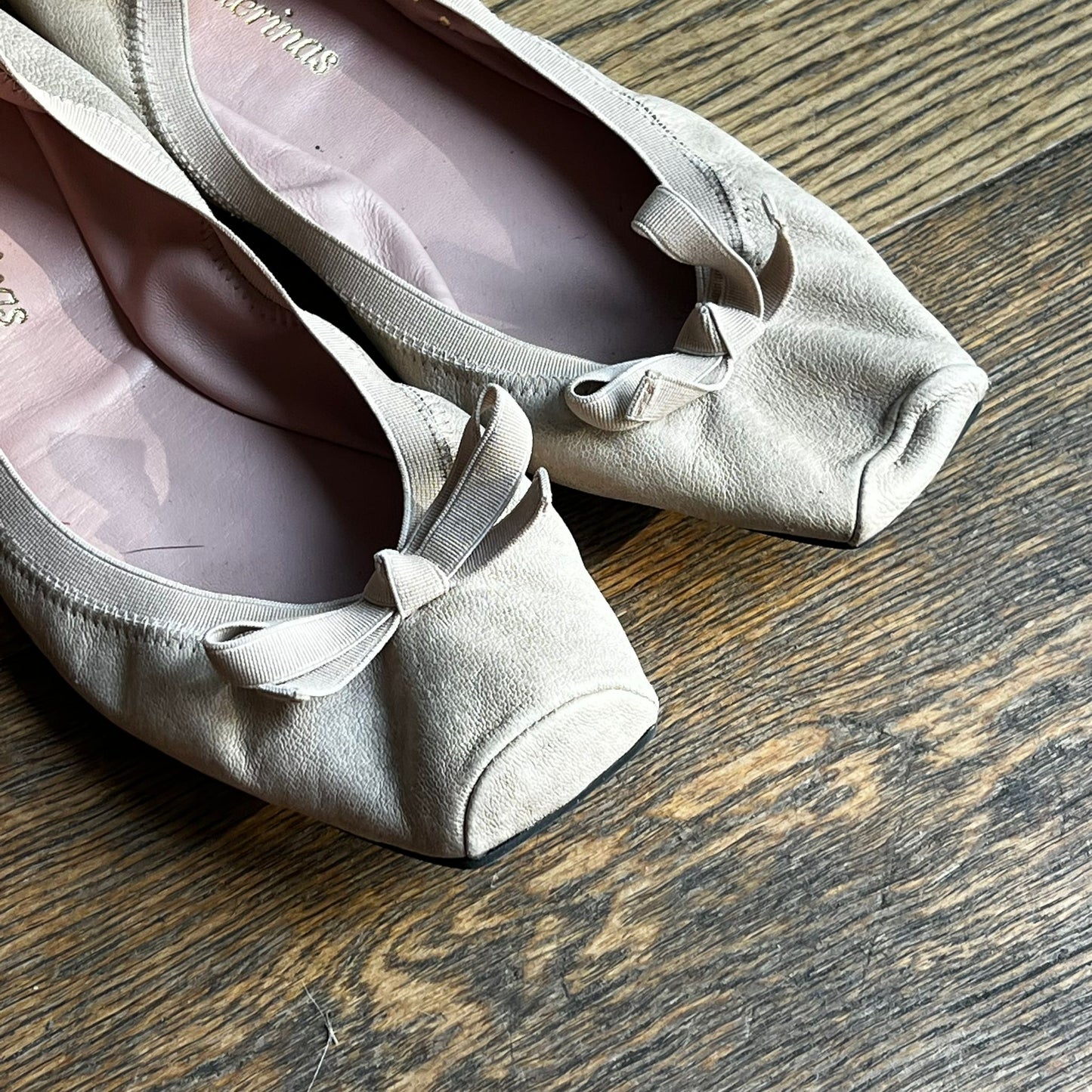 נעלי בובה בהירות של Pretty Ballerinas