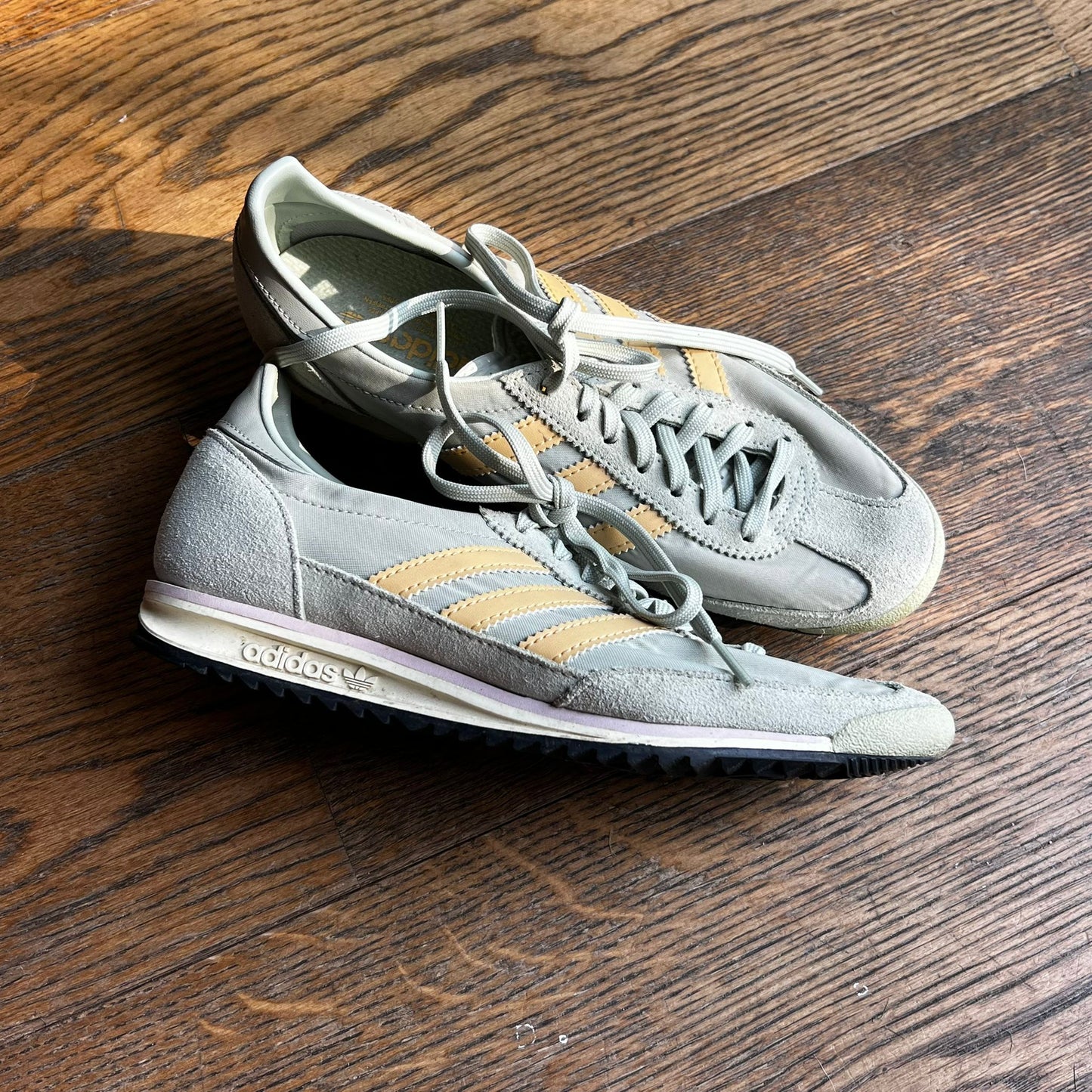 סניקרס נמוכות של Adidas