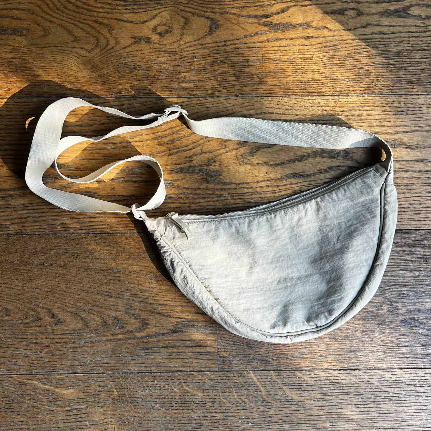 פאוץ׳ בהיר של Uniqlo