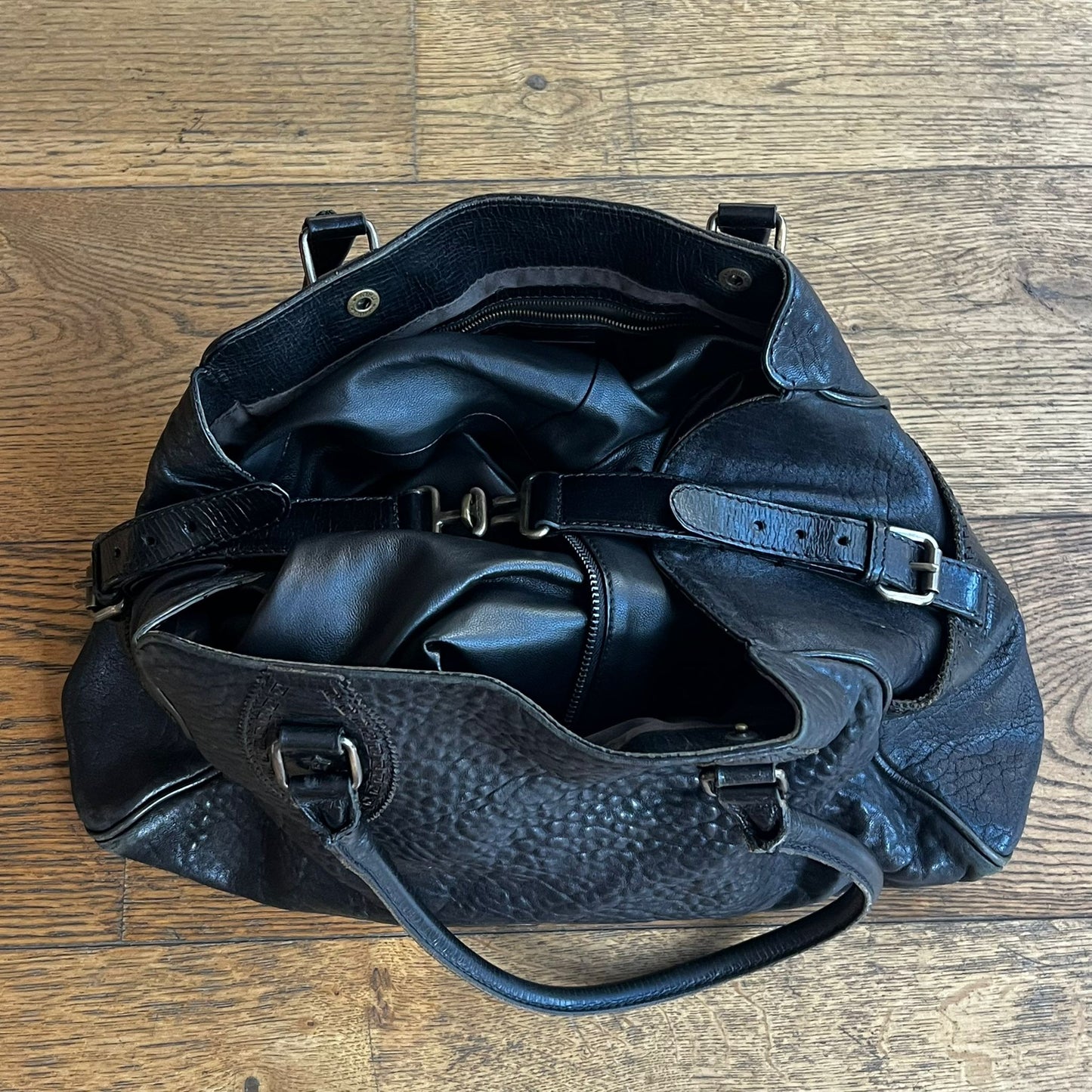 תיק יד שחור של Fendi