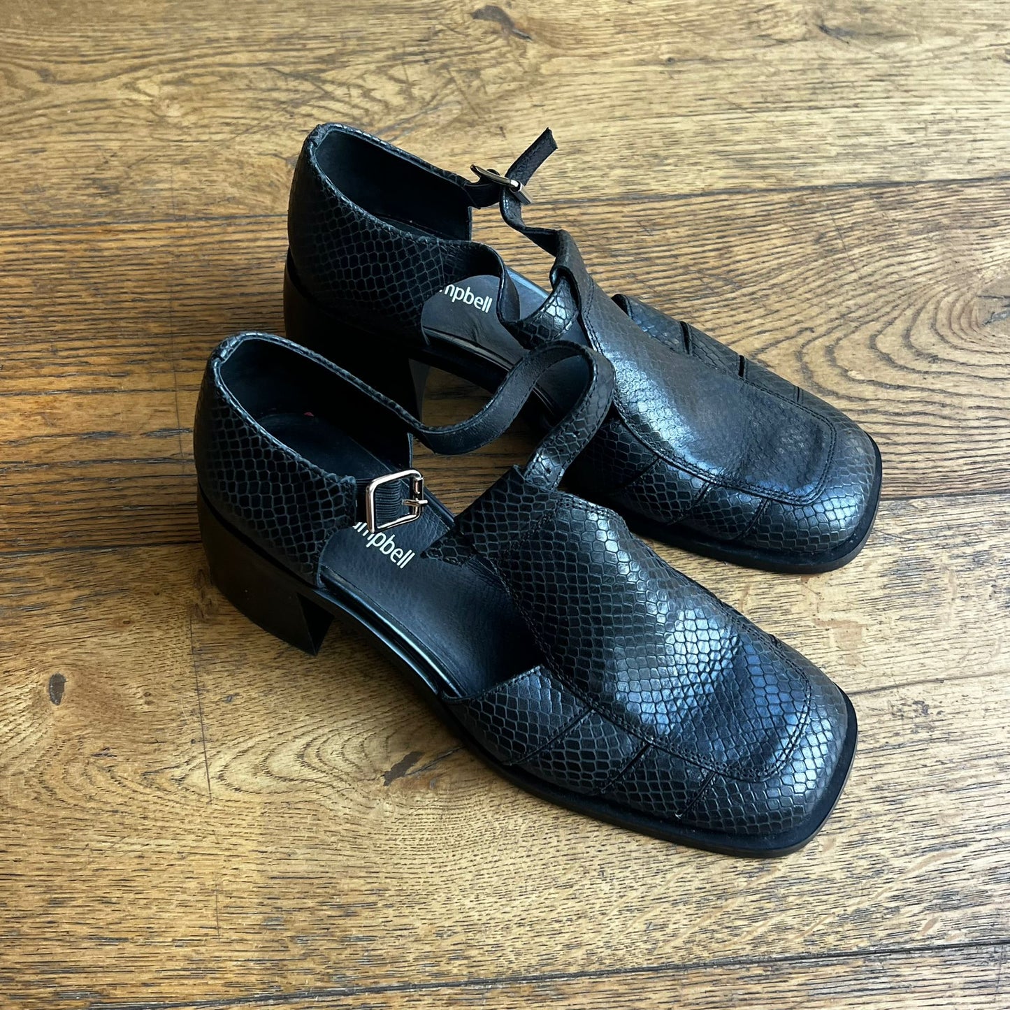 סנדלי עור של Jeffrey Campbell