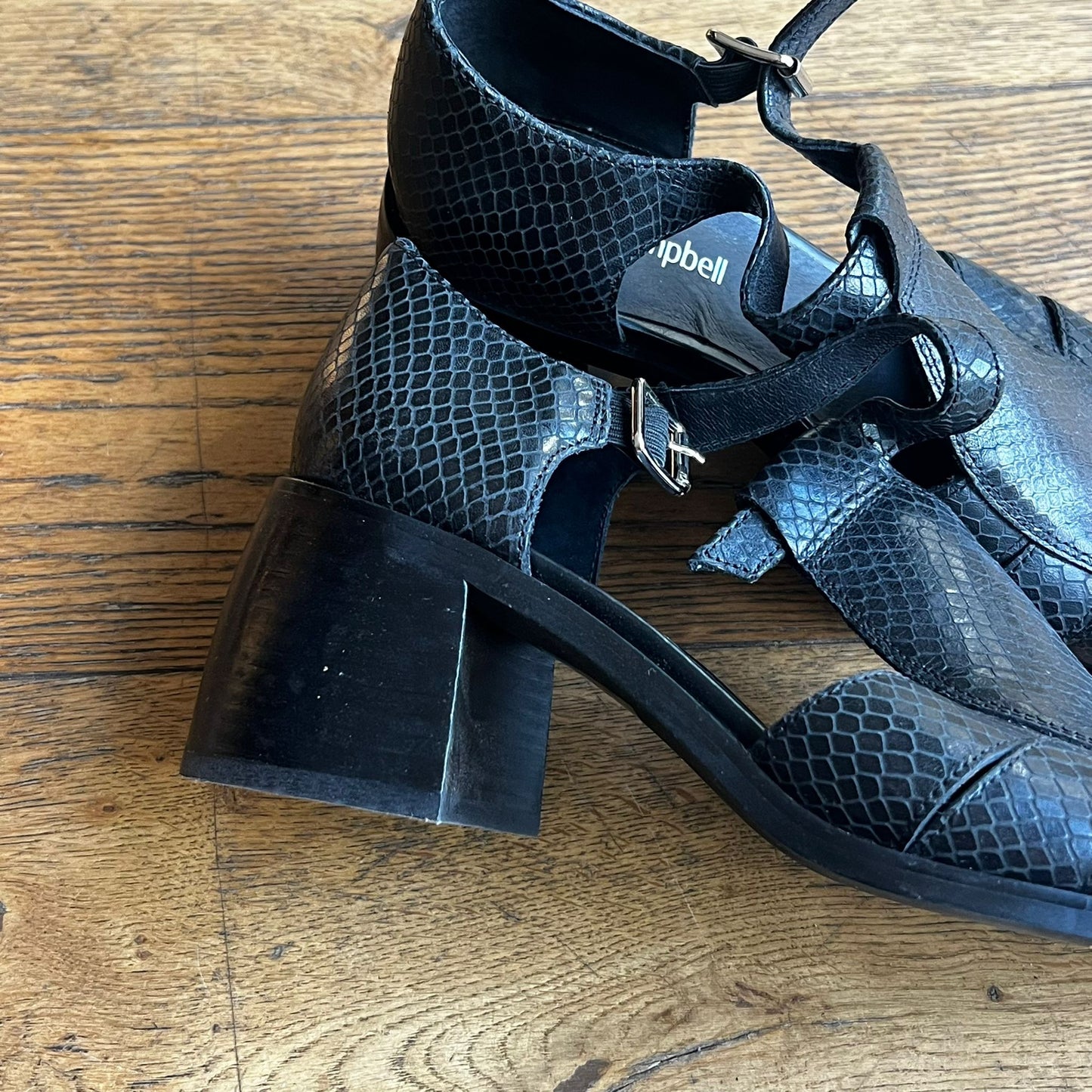 סנדלי עור של Jeffrey Campbell