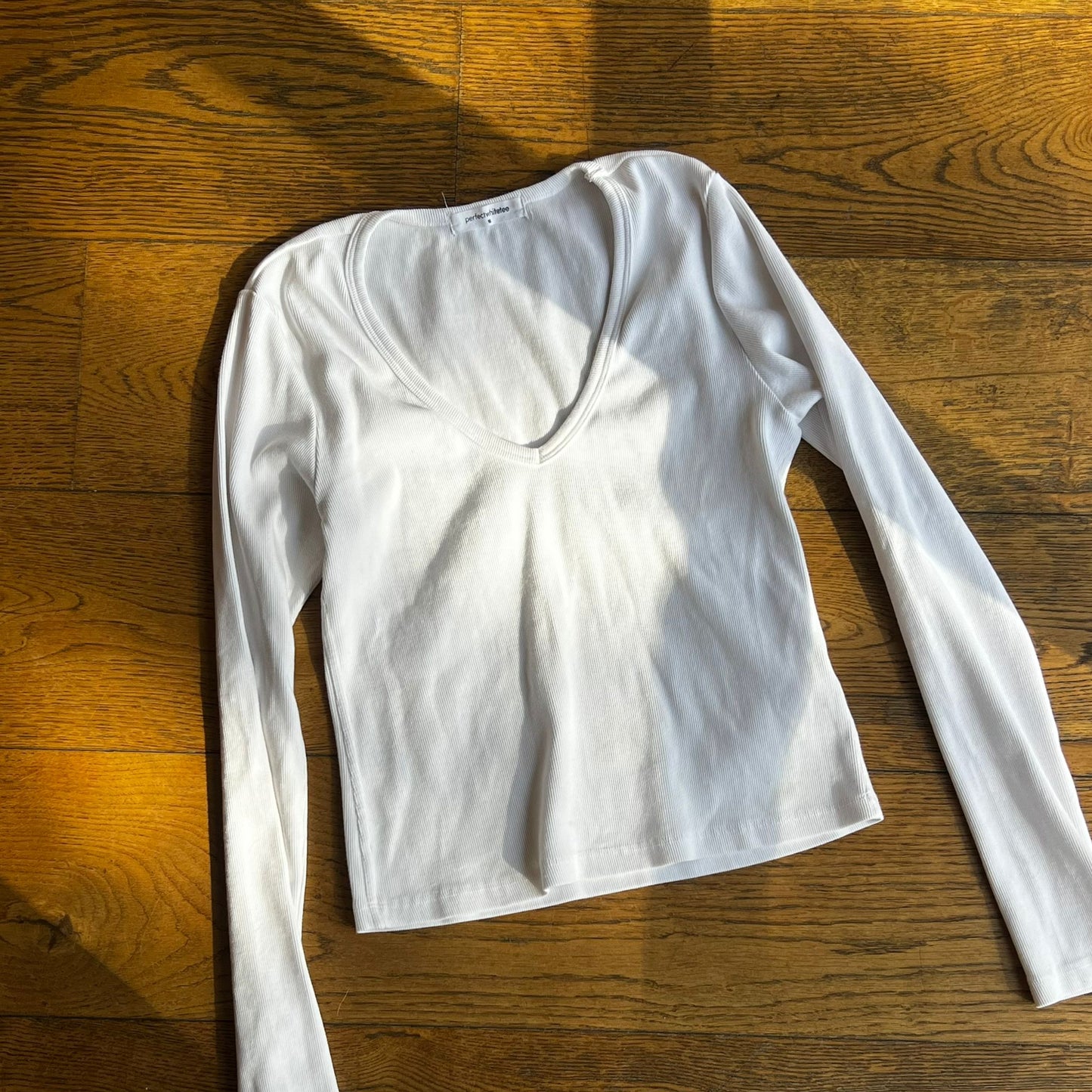 חולצה לבנה ארוכה של Perfect White Tee