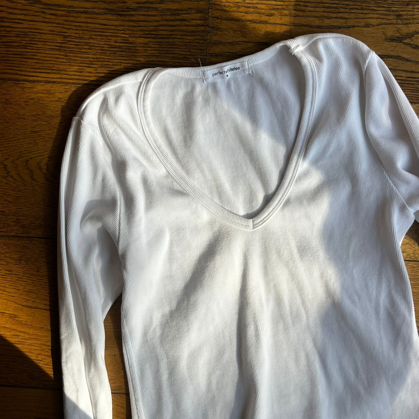 חולצה לבנה ארוכה של Perfect White Tee