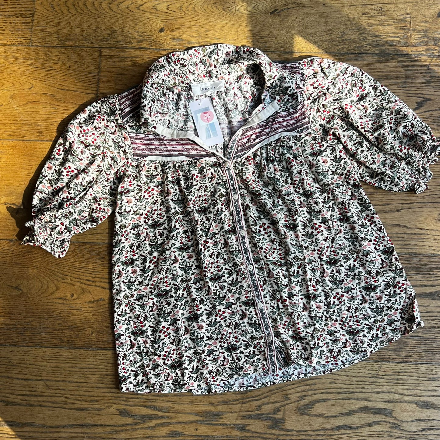 חולצה פרחונית בהירה של ba&sh