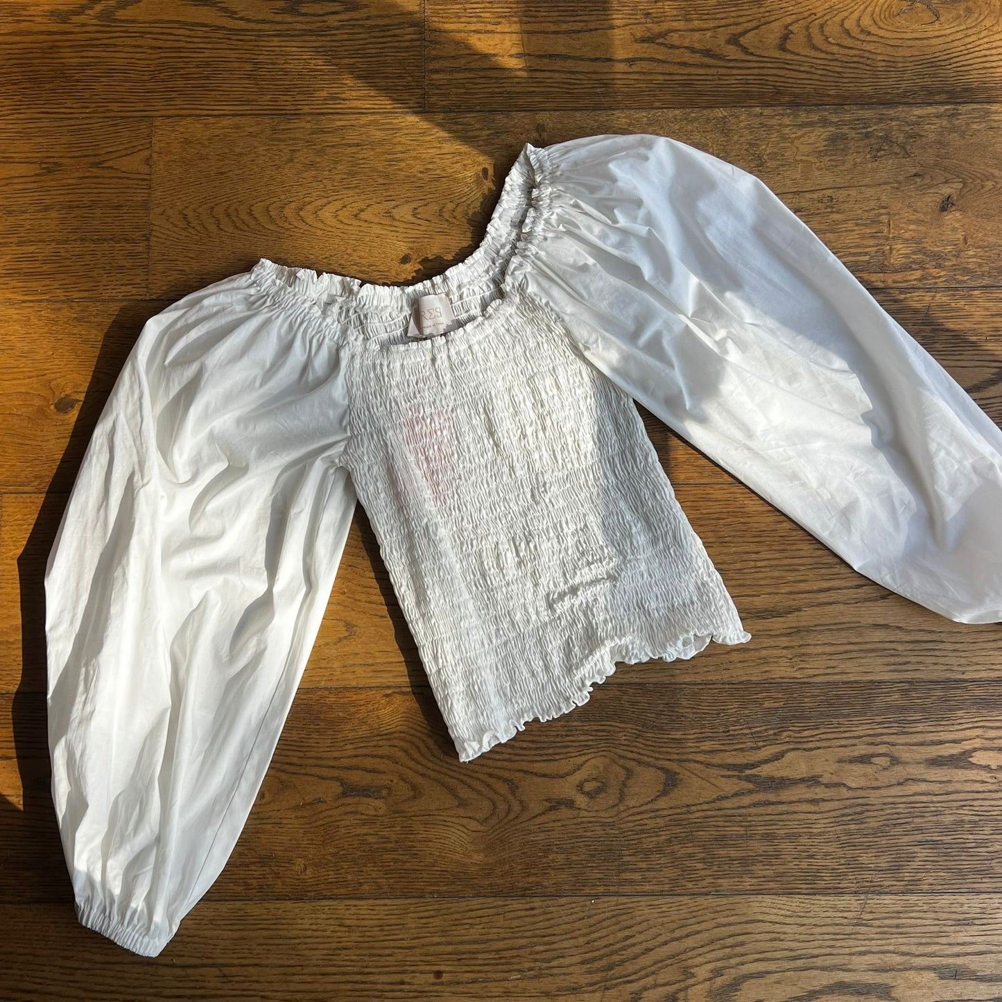 חולצת כיווצים לבנה של Tres